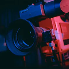 Editorial detail image used beside the main hero visual.